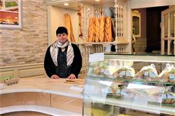 Laure dans sa boulangerie-pâtisserie à Menet (Agrandir l'image).